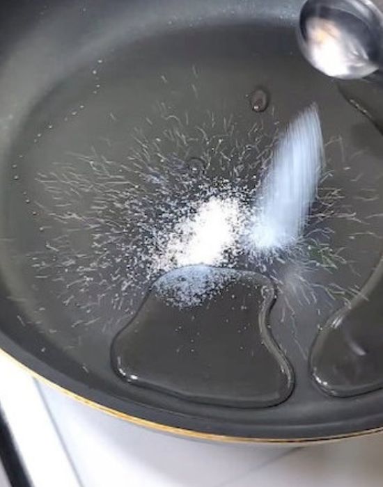 塩を入れる様子