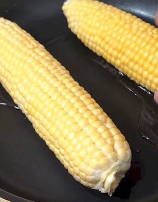 塩水の中にトウモロコシを入れた様子