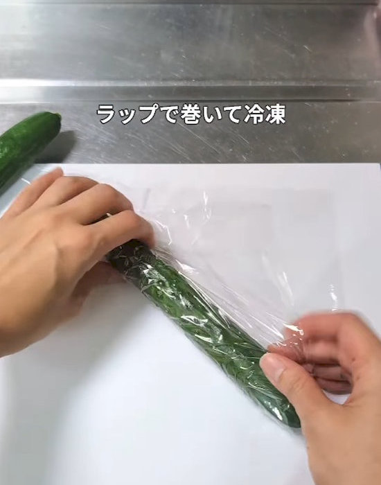 キュウリをラップで包んでいる様子