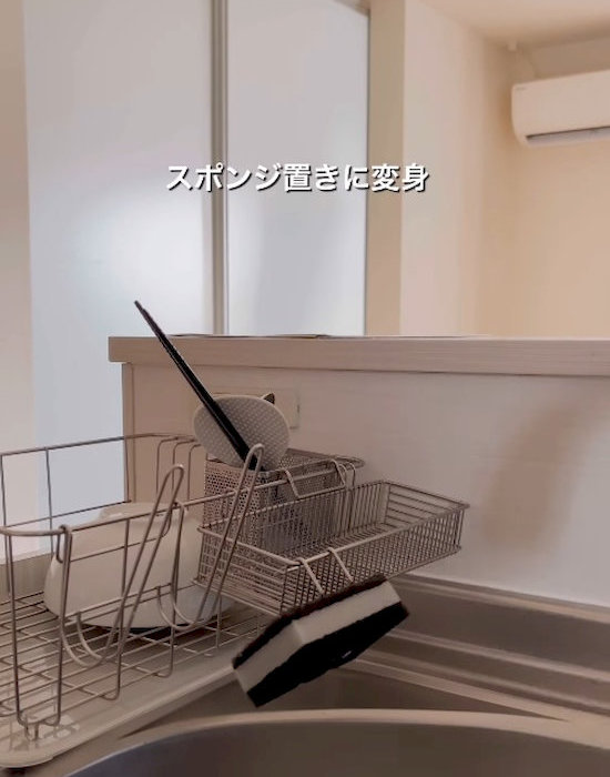 フックにスポンジを置いている様子