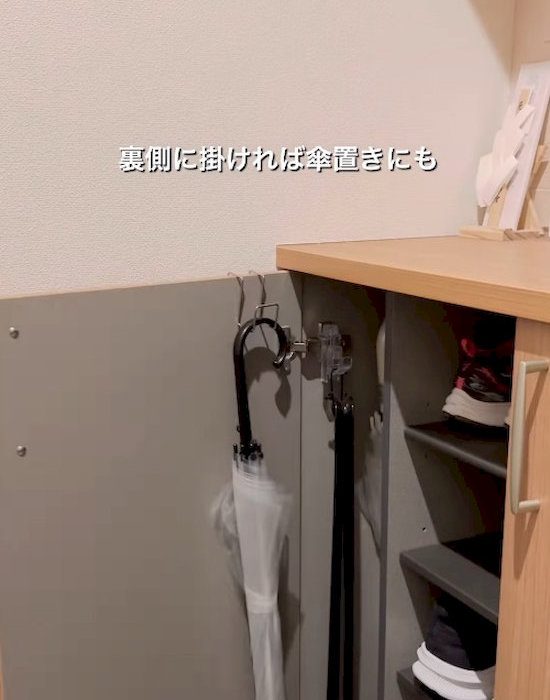 フックに傘をかけている様子