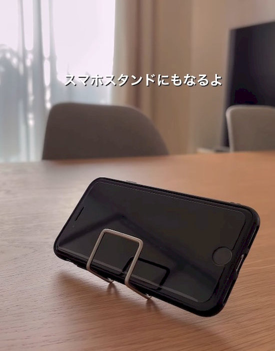 フックにスマートフォンを置いている様子