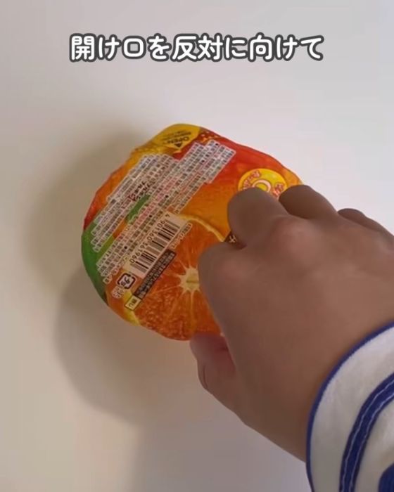 ゼリーの蓋の開け口を自分より奥側に向けた様子