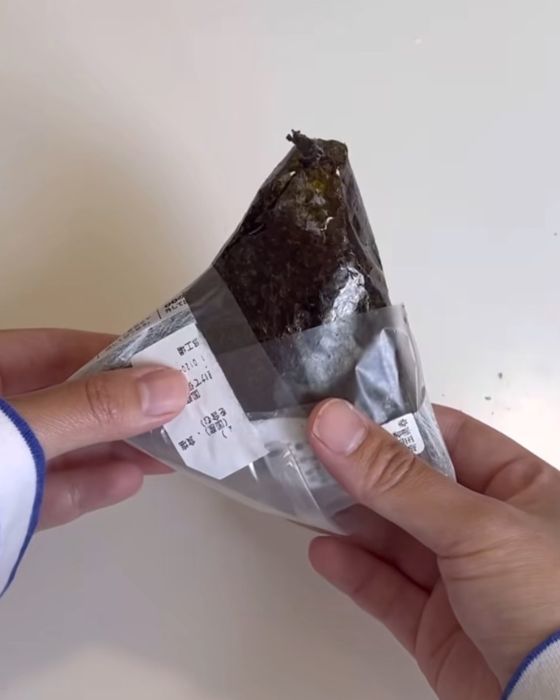 おにぎりのフィルムで持ち手を作った様子