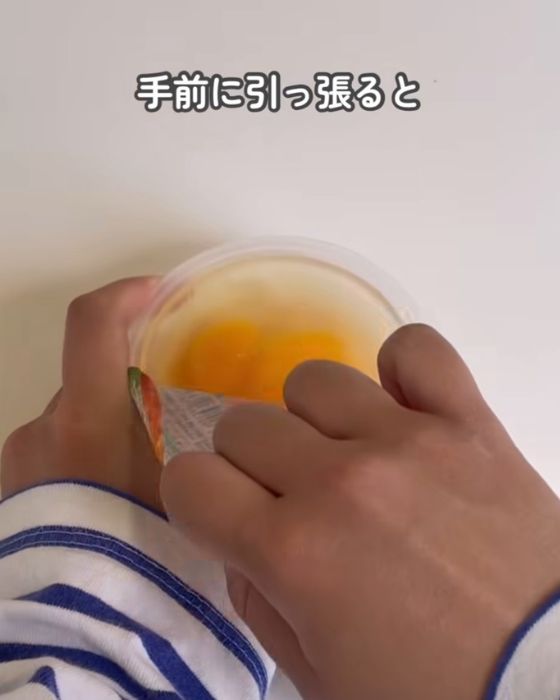 ゼリーの蓋を手前に引っ張って開ける様子