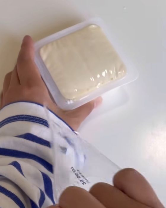 豆腐の蓋を開ける様子