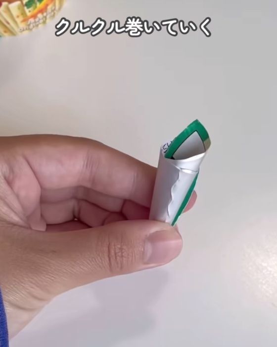 『じゃがりこ』の切った蓋の端を円錐状に丸めた様子