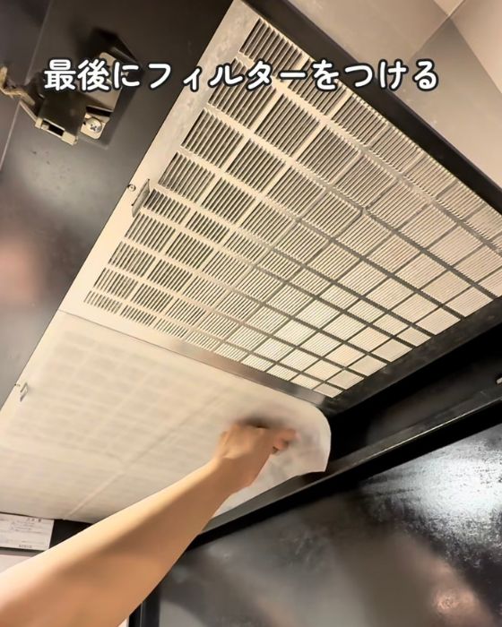 換気扇のフィルターとカバーを取り付ける様子