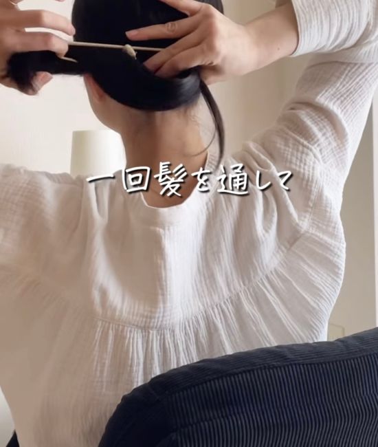 ヘアゴムで髪の毛を束ねる様子