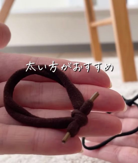 太めのヘアゴムを手のひらにのせている様子