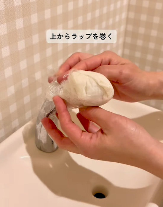蛇口にキッチンペーパーとラップを巻く様子