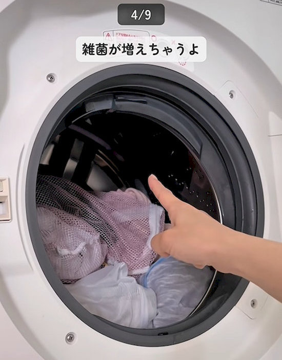 洗濯機の中を指差す様子