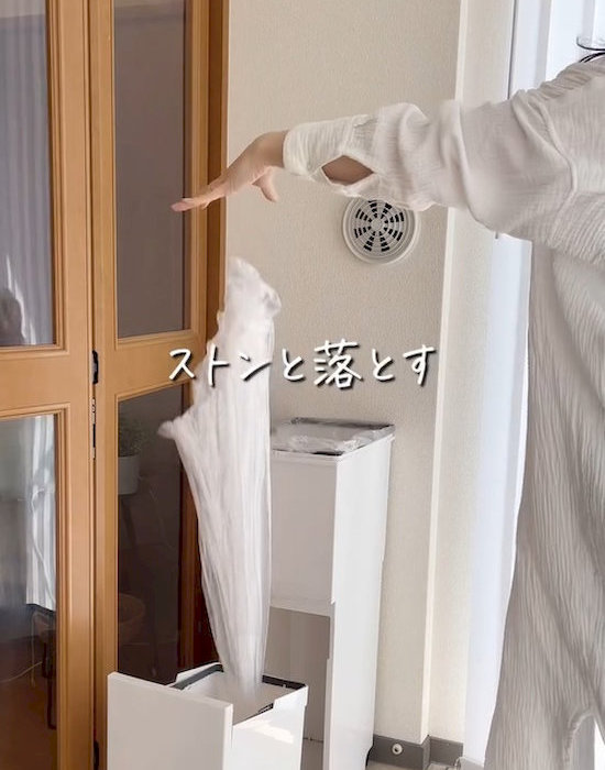 ビニール袋をゴミ箱内に落としている様子