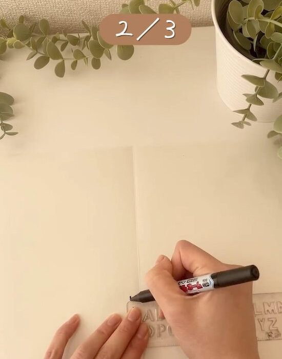 ペンでクリアファイルに線を書く様子