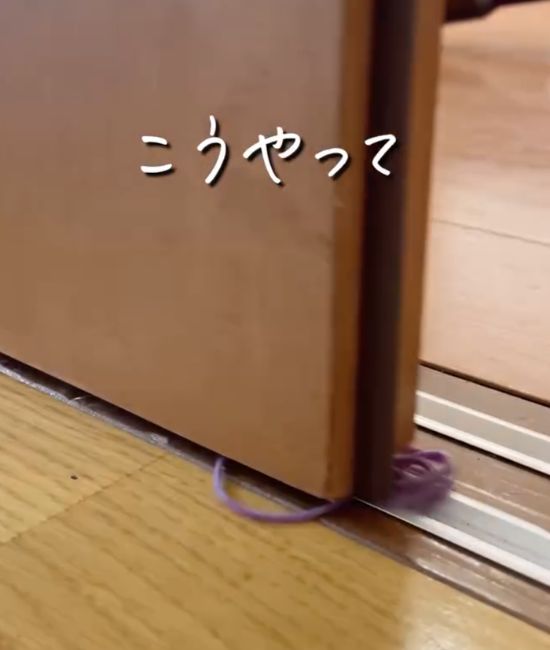 レールの上に輪ゴムを置いた状態で引き戸を閉める様子