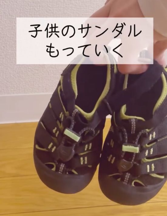 キッズサンダルを片手で持っている様子