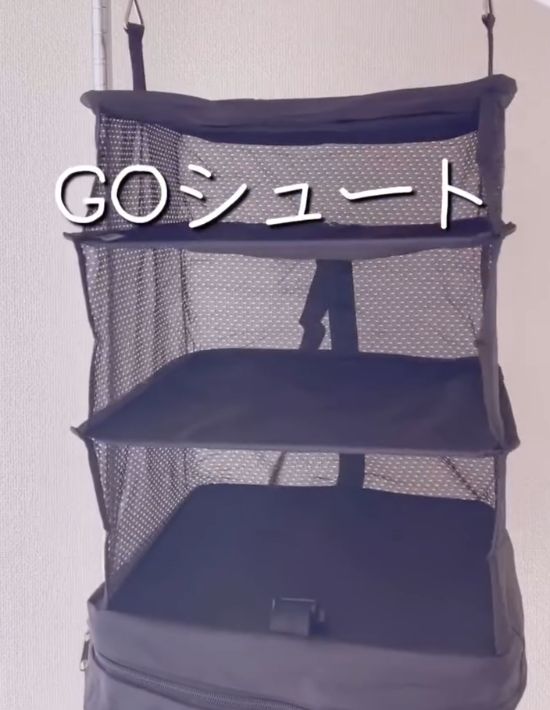 『TABITORA』の『クローゼット吊り下げ インナーバッグ』のファスナーをすべて開けて広げた様子
