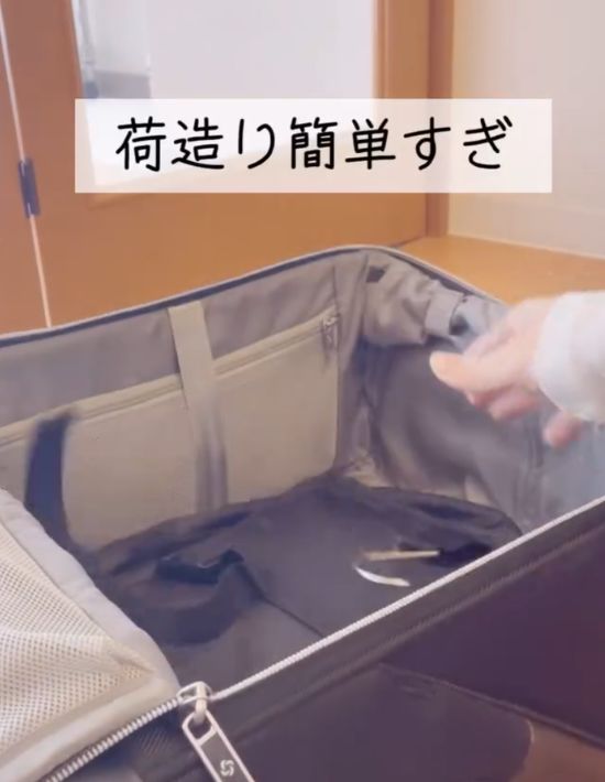 衣類を入れて畳んだ『TABITORA』の『クローゼット吊り下げ インナーバッグ』をスーツケースに入れた様子