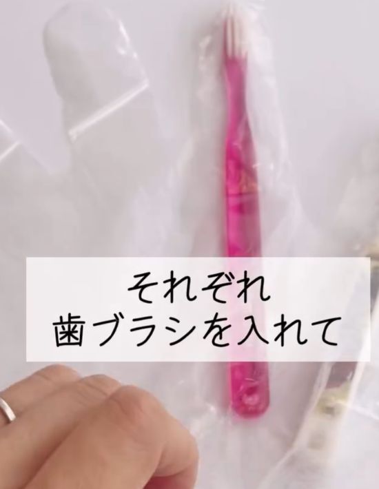 ビニール手袋の指の部分に一本ずつ歯ブラシを入れた様子