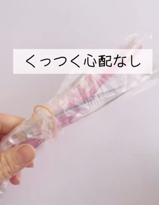 ビニール手袋の指の部分にそれぞれ歯ブラシを入れて巻いた後輪ゴムでまとめた様子