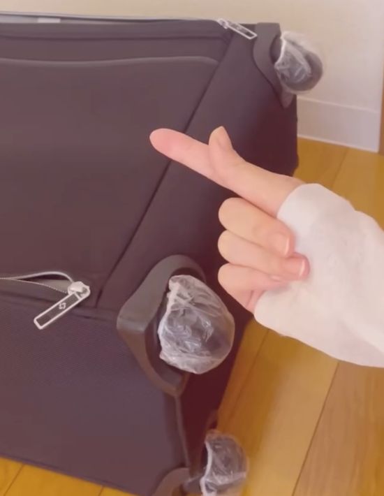 『イヤーキャップ』をスーツケースの車輪にかぶせた様子