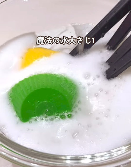 泡立っているボウルのお湯