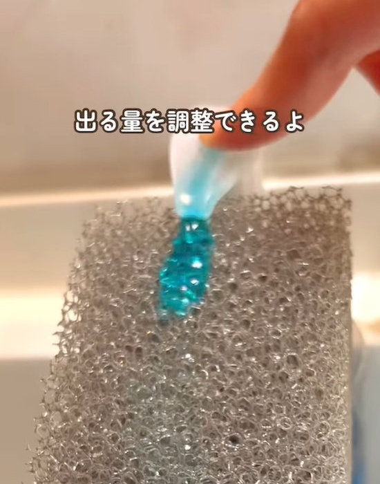 洗剤をスポンジに出す様子