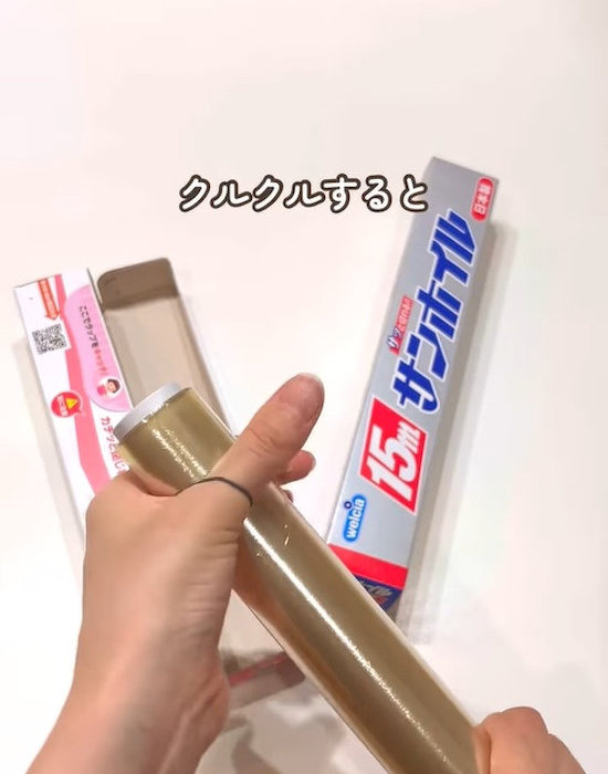 ラップに輪ゴムをかける様子