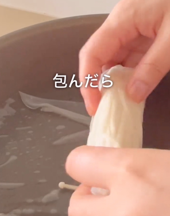 ライスペーパーでエノキを巻く様子