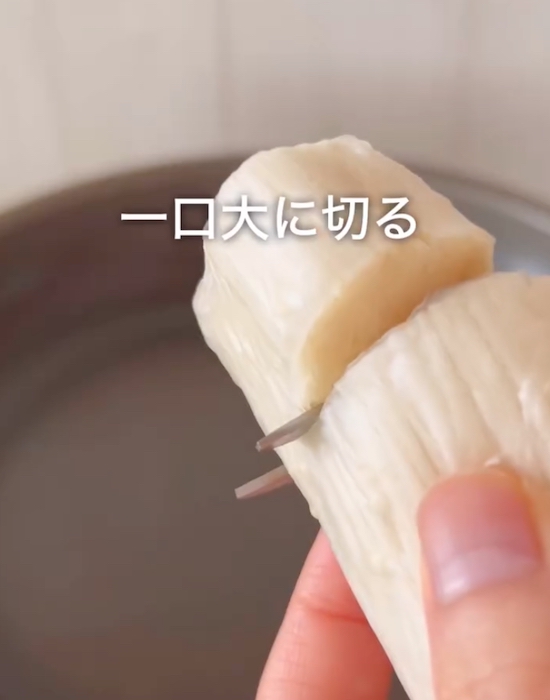 ライスペーパーで巻いたエノキを切る様子