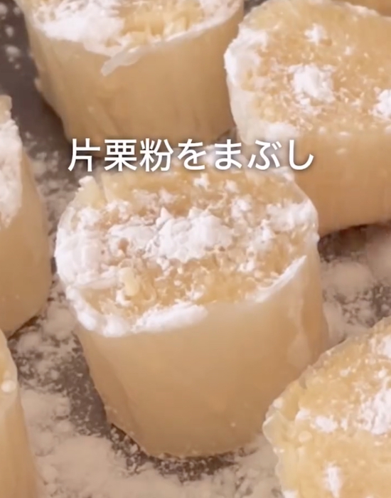 片栗粉をまぶしたエノキ