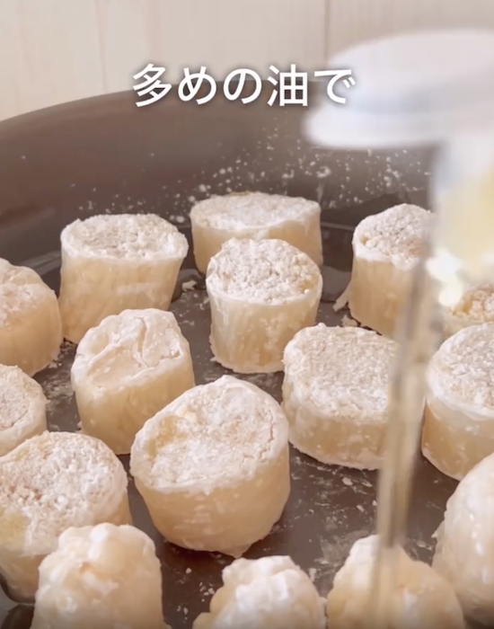 フライパンでエノキを焼く様子