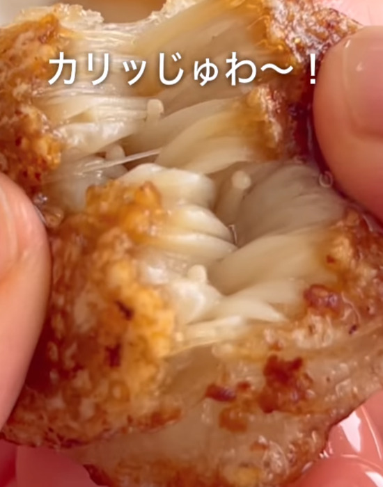 エノキのバター醤油ソテーを手で割く様子