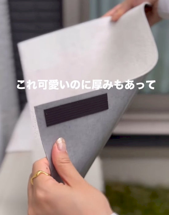 室外機シートを手にしている様子