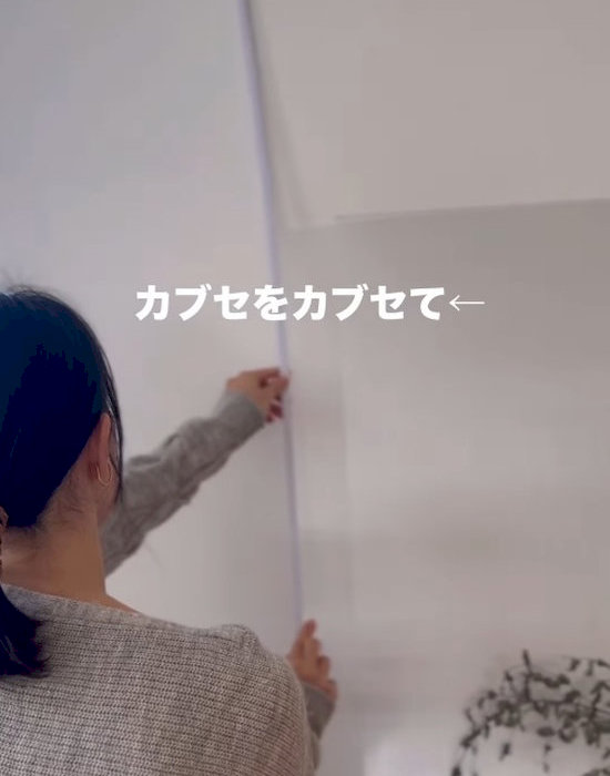 中空ポリカーボネートにホワイトジョイナーを被せる様子