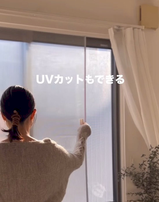 内窓を設置する様子