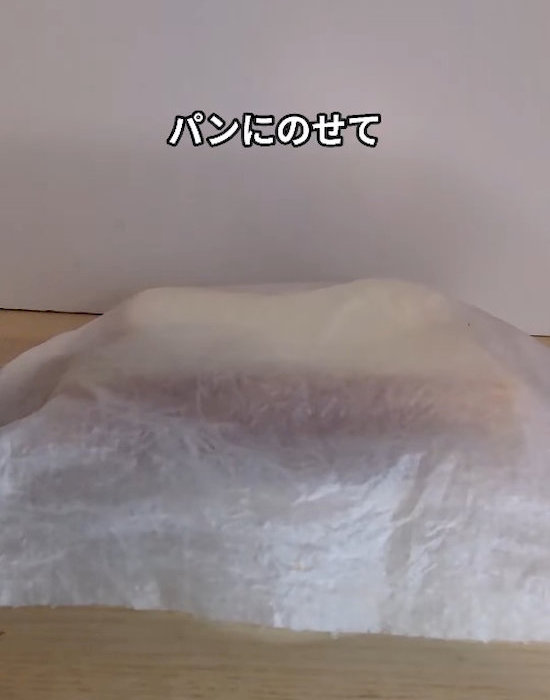 食パンの上に濡らしたキッチンペーパーをのせている様子