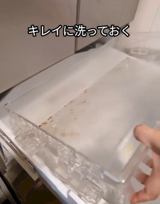 野菜室のパーツを外している様子