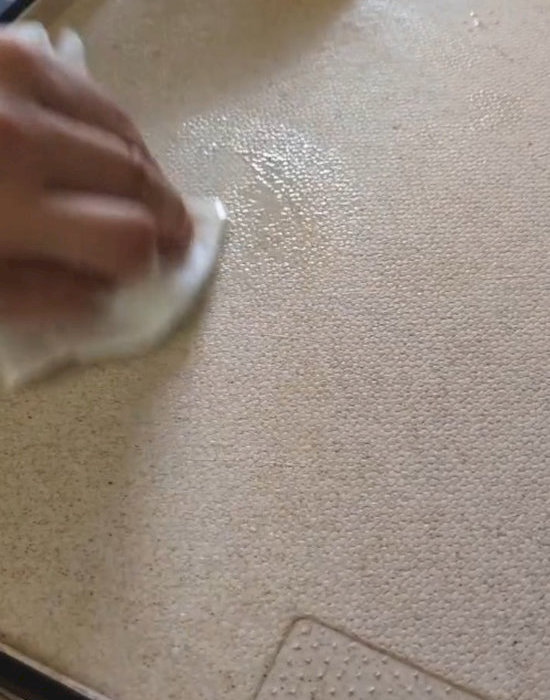 汚れに油をなじませる