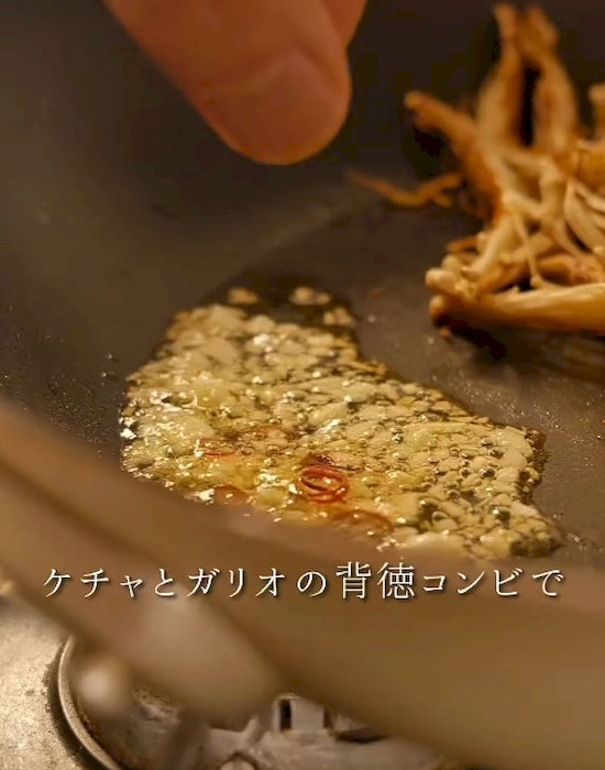 ニンニクを炒めている様子