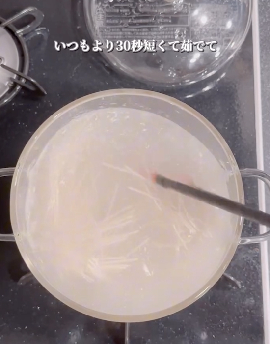 そうめんをゆでる様子