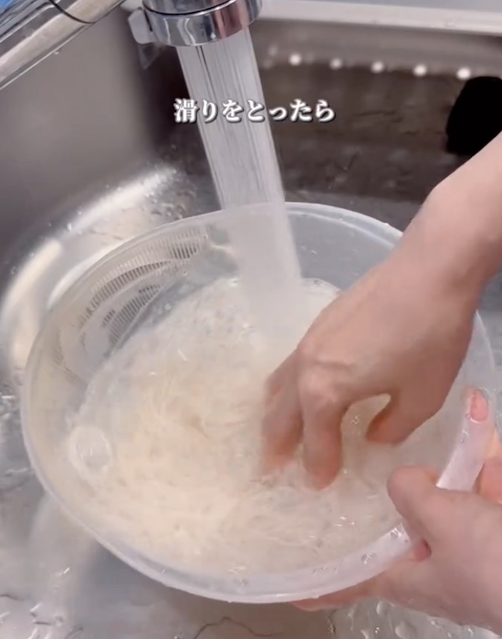 ゆでたそうめんを洗う様子