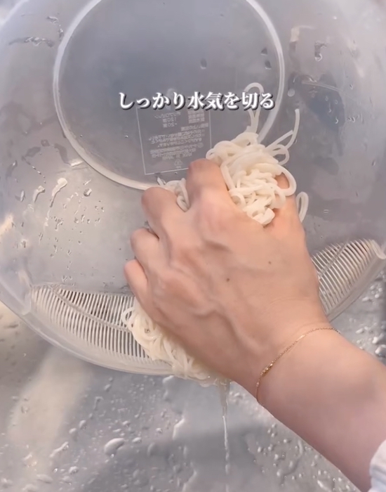 そうめんの水気を切る様子