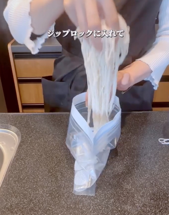 そうめんをジッパー付き保存袋に入れる様子