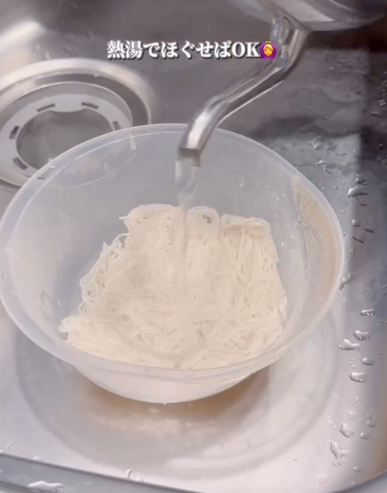 そうめんに熱湯をかける様子