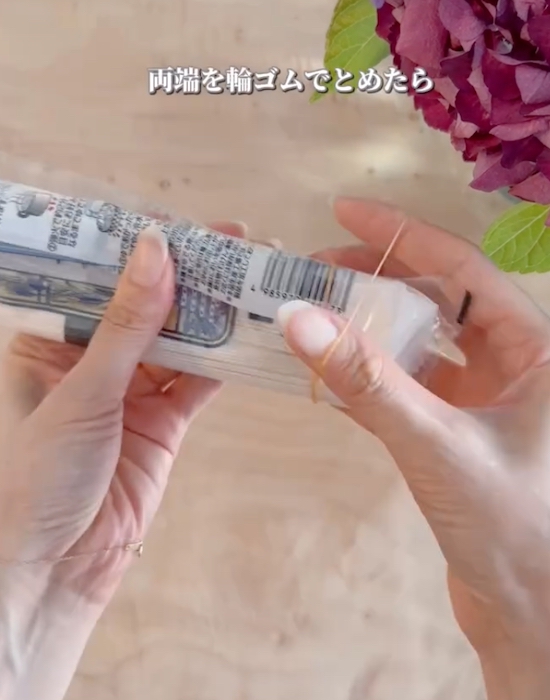 そうめんの袋を輪ゴムで留める様子