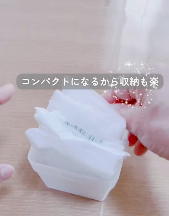 レジ袋を収納ケースにしまっている様子