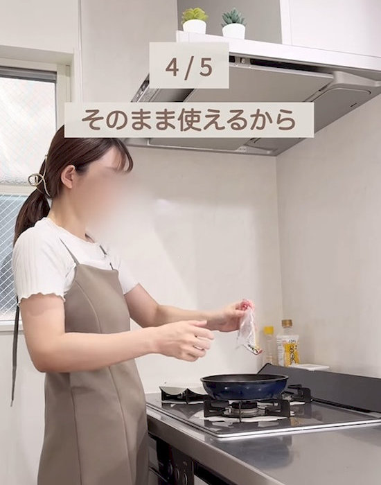 ハムを調理している人