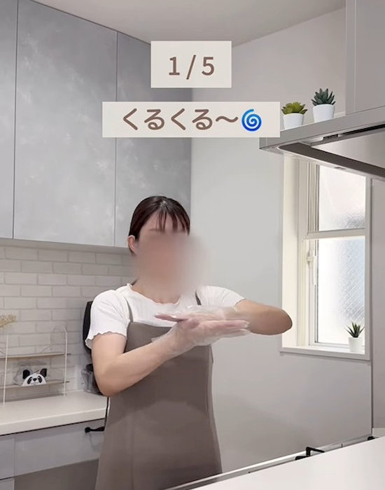 手のひらにのせたカニカマをほぐしている様子