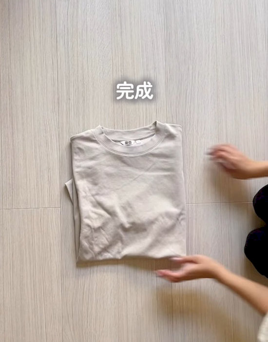 たたまれたTシャツ